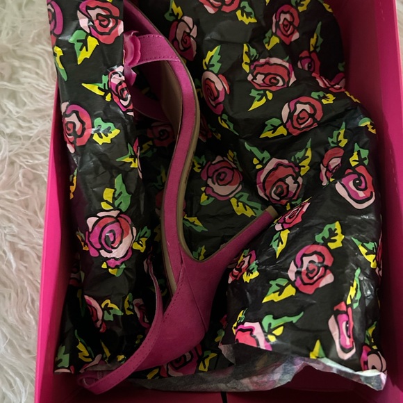 Beautiful fuchsia Betsy Johnson high heels  with roses - Picture 2 of 6
